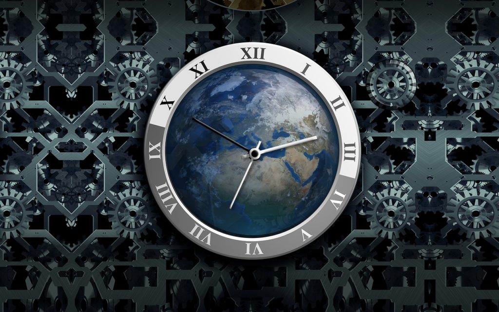 世界地図を背景とした針時計